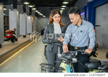 businessman female manager working using tablet 118788847