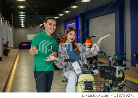 salesman female customer posing open arm 118789273