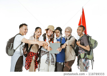 young people wearing outdoor clothing watching tablet 118789333
