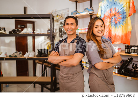 confident staff standing with crossed arm 118789608