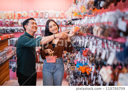 handsome man stand with pointing when select accessories with his girlfriend 118789709