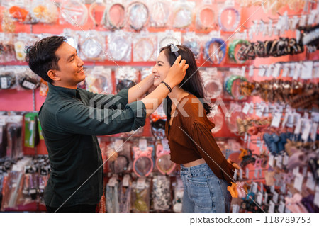 handsome Asian man puts a headband on his girlfriend handsome Asian man puts a headband on his girlfriend 118789753