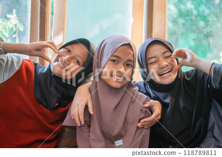 asian children wearing hijab posing camera love sign asian children wearing hijab posing camera love sign 118789811