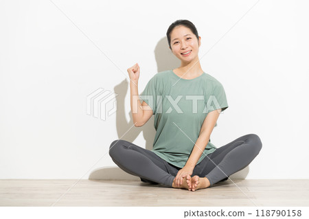 穿著運動服、握拳的女人 穿著運動服、握拳的女人 118790158