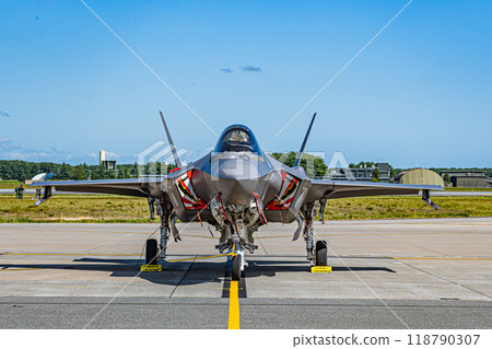 跑道上運轉的隱形戰鬥機F-35A 跑道上運轉的隱形戰鬥機F-35A 118790307