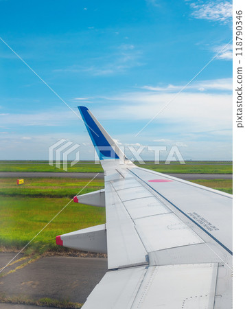 飛機起飛前的左翼 118790346