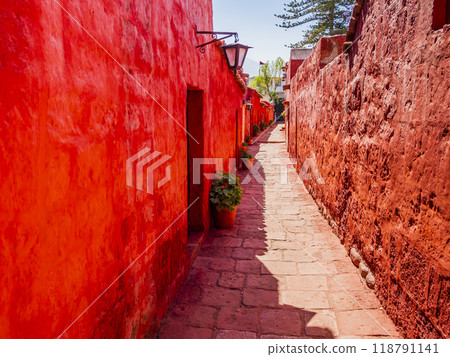 Beautiful alley in the ancient Santa Catalina monastery, Arequipa, Peru 118791141