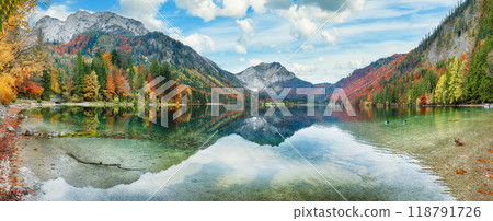 Breathtaking autumn scene of Vorderer Langbathsee lake. 118791726