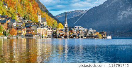 Stunning  view of famous Hallstatt mountain village with Hallstatter lake. 118791745