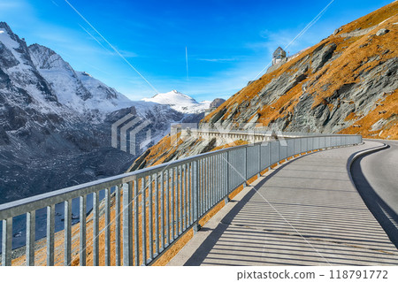 Astonishing view of Grossglockner High Alpine Road at autumn. 118791772