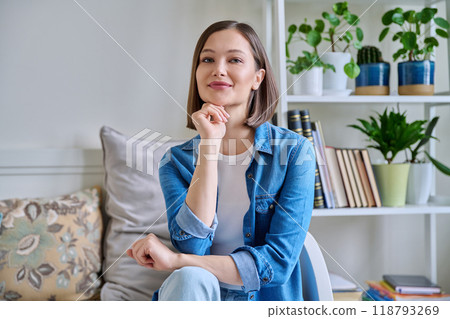 Portrait of young smiling woman in home interior 118793269