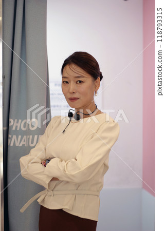 30s business woman posing as a business woman in studio 30s business woman posing as a business woman in studio 118793315