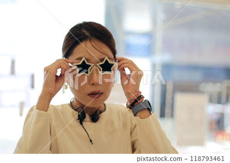 30s business woman posing as a business woman in studio 30s business woman posing as a business woman in studio 118793461