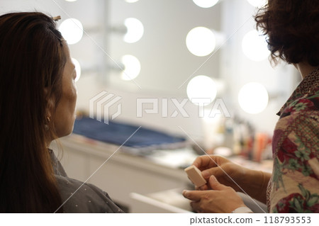 Concept of a beautiful Korean woman in her 30s getting her makeup done by a makeup artist, face before makeup 118793553
