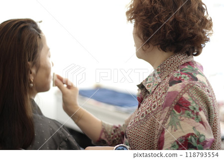 Concept of a beautiful Korean woman in her 30s getting her makeup done by a makeup artist, face before makeup 118793554