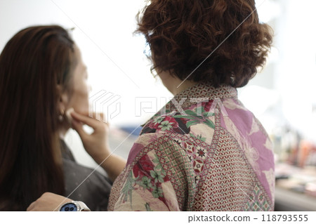 Concept of a beautiful Korean woman in her 30s getting her makeup done by a makeup artist, face before makeup 118793555