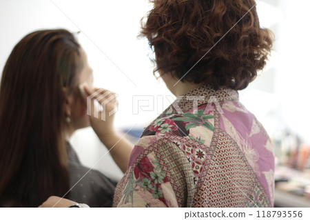 Concept of a beautiful Korean woman in her 30s getting her makeup done by a makeup artist, face before makeup 118793556