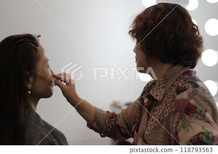 Concept of a beautiful Korean woman in her 30s getting her makeup done by a makeup artist, face before makeup Concept of a beautiful Korean woman in her 30s getting her makeup done by a makeup artist, face before makeup 118793563