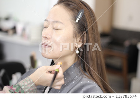 Concept of a beautiful Korean woman in her 30s getting her makeup done by a makeup artist, face before makeup Concept of a beautiful Korean woman in her 30s getting her makeup done by a makeup artist, face before makeup 118793574