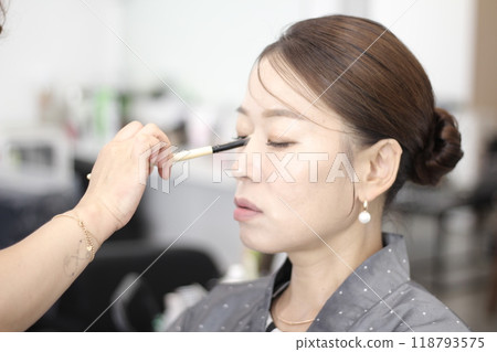 Concept of a beautiful Korean woman in her 30s getting her makeup done by a makeup artist, face before makeup Concept of a beautiful Korean woman in her 30s getting her makeup done by a makeup artist, face before makeup 118793575
