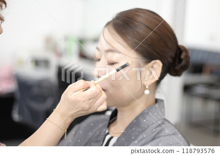 Concept of a beautiful Korean woman in her 30s getting her makeup done by a makeup artist, face before makeup 118793576
