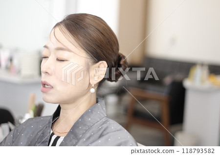 Concept of a beautiful Korean woman in her 30s getting her makeup done by a makeup artist, face before makeup 118793582