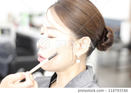 Concept of a beautiful Korean woman in her 30s getting her makeup done by a makeup artist, face before makeup 118793586
