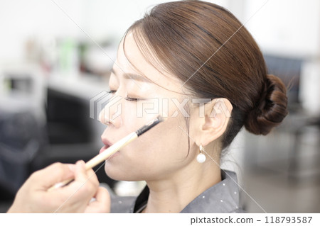Concept of a beautiful Korean woman in her 30s getting her makeup done by a makeup artist, face before makeup 118793587