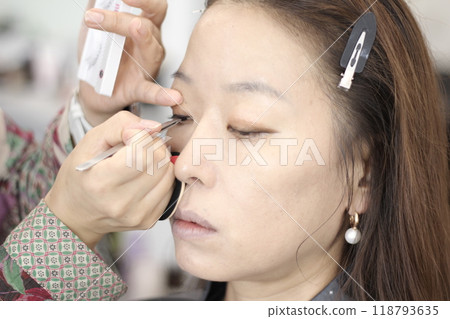 Concept of a beautiful Korean woman in her 30s getting her makeup done by a makeup artist, face before makeup Concept of a beautiful Korean woman in her 30s getting her makeup done by a makeup artist, face before makeup 118793635
