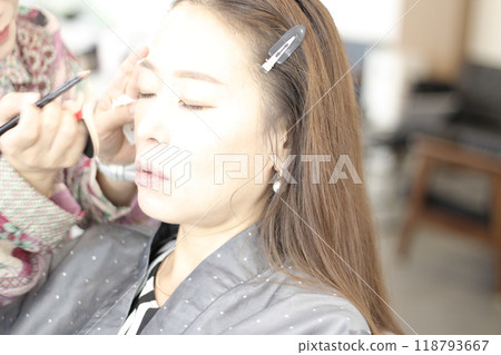 Concept of a beautiful Korean woman in her 30s getting her makeup done by a makeup artist, face before makeup Concept of a beautiful Korean woman in her 30s getting her makeup done by a makeup artist, face before makeup 118793667
