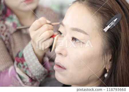Concept of a beautiful Korean woman in her 30s getting her makeup done by a makeup artist, face before makeup Concept of a beautiful Korean woman in her 30s getting her makeup done by a makeup artist, face before makeup 118793668