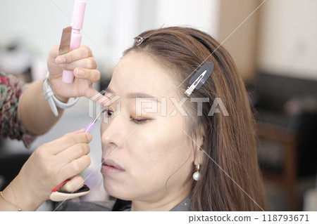 Concept of a beautiful Korean woman in her 30s getting her makeup done by a makeup artist, face before makeup 118793671
