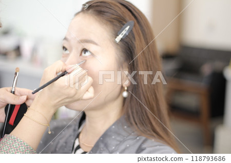 Concept of a beautiful Korean woman in her 30s getting her makeup done by a makeup artist, face before makeup Concept of a beautiful Korean woman in her 30s getting her makeup done by a makeup artist, face before makeup 118793686