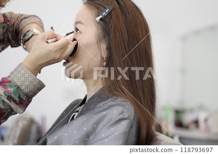 Concept of a beautiful Korean woman in her 30s getting her makeup done by a makeup artist, face before makeup 118793697