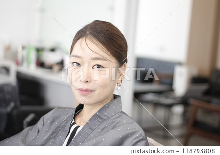 Concept of a beautiful Korean woman in her 30s getting her makeup done by a makeup artist, face before makeup Concept of a beautiful Korean woman in her 30s getting her makeup done by a makeup artist, face before makeup 118793808