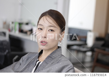Concept of a beautiful Korean woman in her 30s getting her makeup done by a makeup artist, face before makeup 118793814