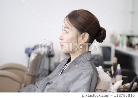 Concept of a beautiful Korean woman in her 30s getting her makeup done by a makeup artist, face before makeup 118793816