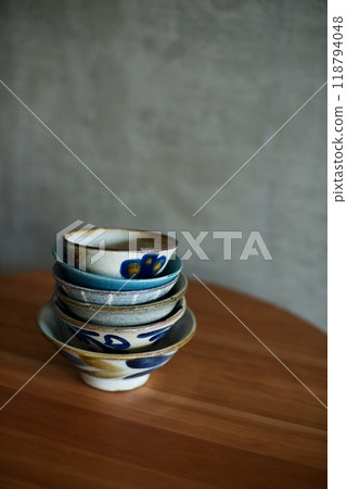 桌上堆滿了碗 118794048