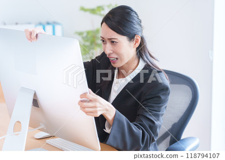 震驚的商界女強人 震驚的商界女強人 118794107