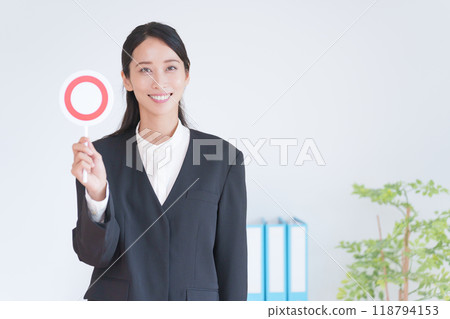 拿著 Marubatsu 標籤的職業女商人 118794153