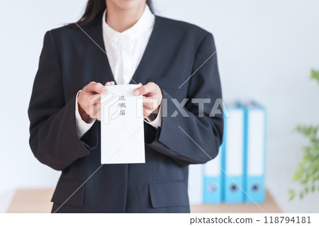 有辭職信的女商人 118794181