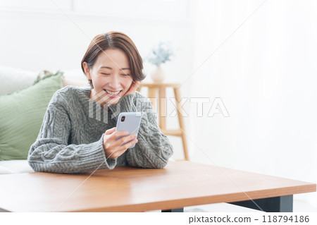 穿著冬衣的女人使用智慧型手機 穿著冬衣的女人使用智慧型手機 118794186