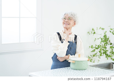 老婦人在廚房做飯(思考/擔憂) 老婦人在廚房做飯(思考/擔憂) 118794187
