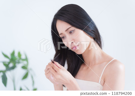 頭髮受損（分叉、剪髮）的中年女性 118794200