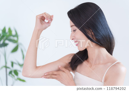 A woman with thin upper arms 118794202