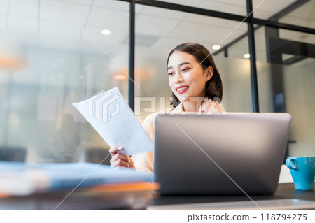 一位女士微笑著檢查提交的文件 118794275