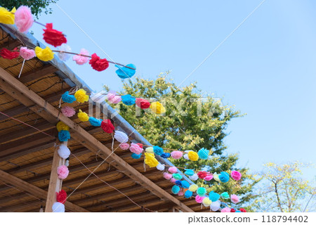 節日音樂的天空，花紙裝飾的塔 118794402