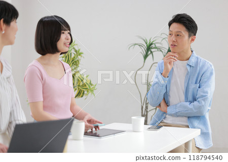 工程師懷疑地聽他的後輩說話_2 工程師懷疑地聽他的後輩說話_2 118794540