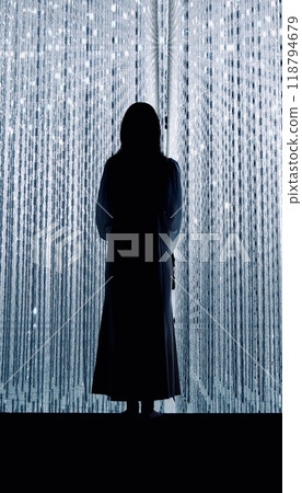 燈光下女人的背影 118794679