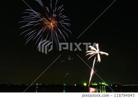 水鄉潮來花火大會將秋天的夜空染上色彩 118794843